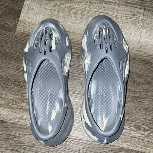 Yeezy Foam Runners: gray / white